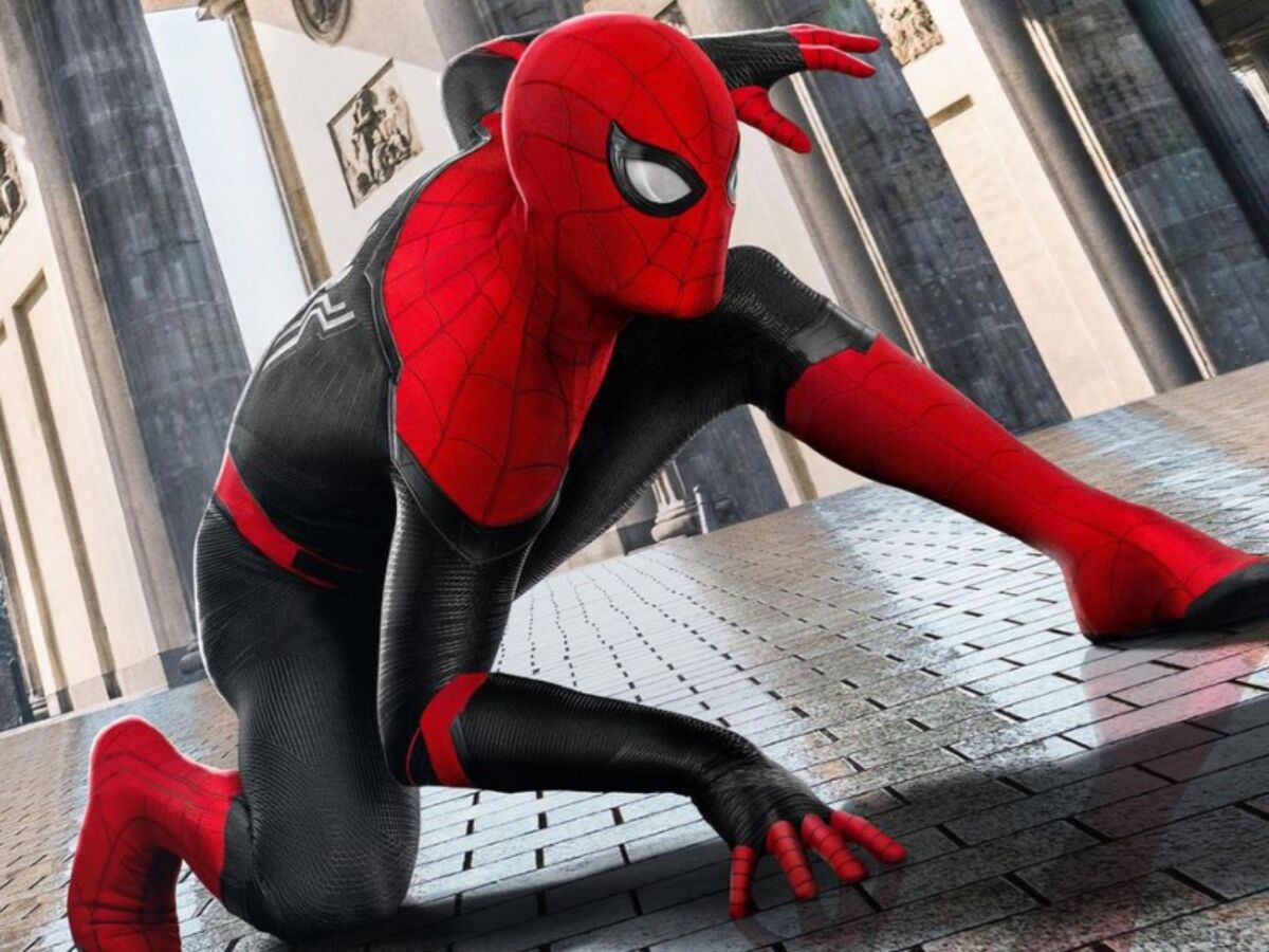 Por accidente? Tom Holland enseña el traje de 'Spider-Man' mientras se  relaja