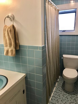 Wellfleet Cape Cod vacation rental - Bathroom #2: Full bath with tub/shower combo.