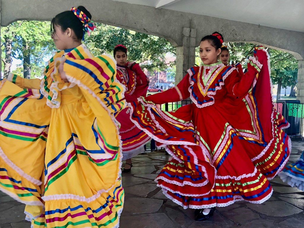 Folklorico Dancers 2048x1536