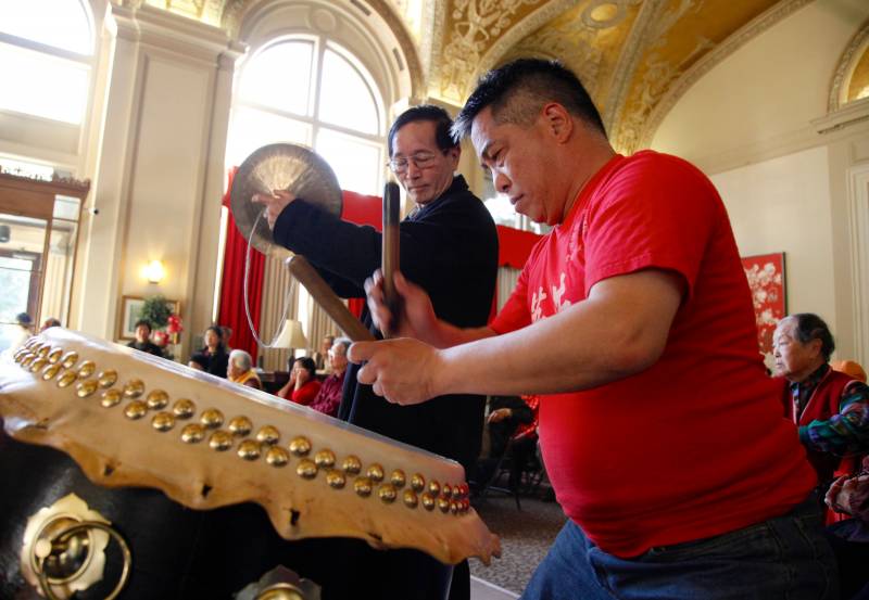 Performers playing instruments inside of Hotel Oakland.