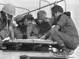 Reserva militar. El general Ariel Sharon (segundo por la derecha) planea la estrategia durante las operaciones de l Guerra del Yom Kippur, en una imagen tomada el 10 de octubre de 1973. Las fuerzas a su mando no combatieron en forma directa a los egipcios, sino que estuvo al mano de una divisi&oacute;n de tanques de reserva.