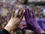 Una mujer con el gesto del feminismo este viernes en Bilbao durante la manifestaci&oacute;n que ha recorrido las calles de la capital vizca&iacute;na convocada por sindicatos y organizaciones feministas con motivo del D&iacute;a Internacional de la Mujer.