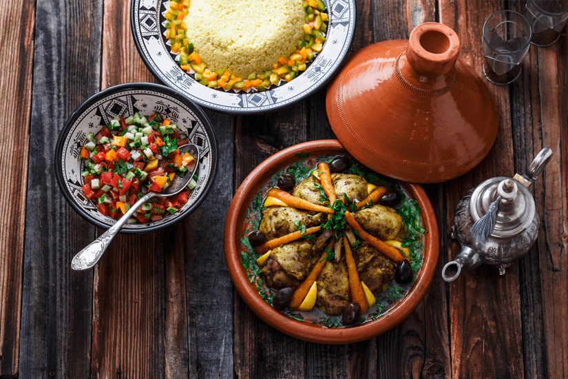 Typische Tajine mit Couscous