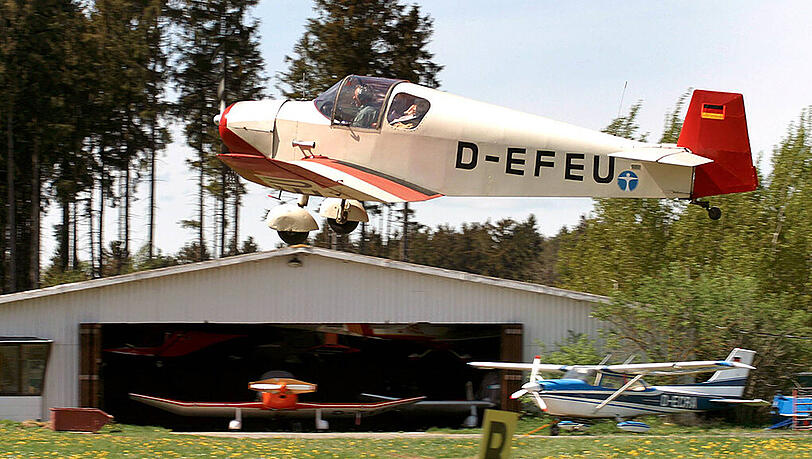 Auf dem Flugplatz in Jesenwang ist ein Kleinflugzeug abgestürzt, zwei Menschen wurden dabei leicht verletzt. (Symbolbild)