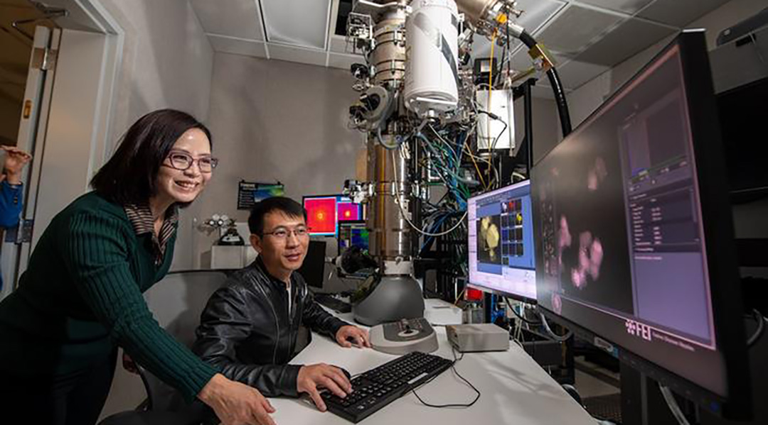 Unprecedented glimpse of catalysts working on the atomic level