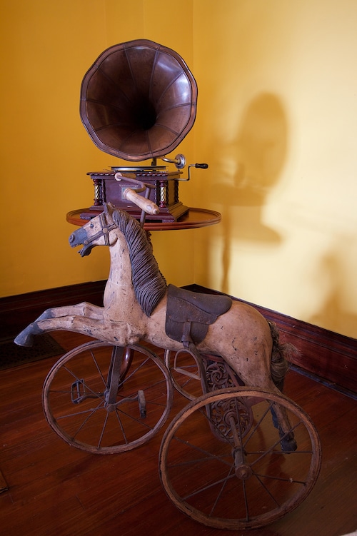 Sculpture and Gramophone inside of Hassinger Daniels Mansion Bed and Breakfast