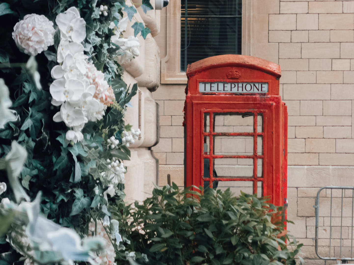 Sony Xperia 1 IV Camera RAW edit red telephone box