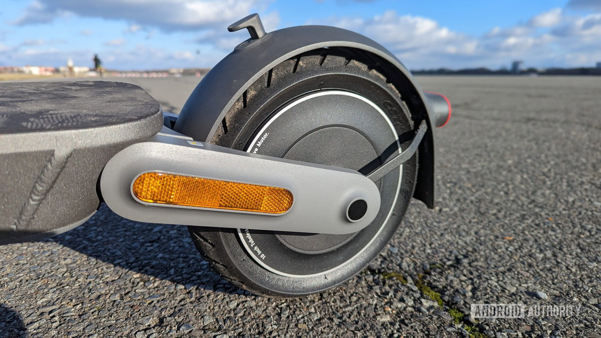 Xiaomi Electric Scooter 4 Ultra rear suspension and tire