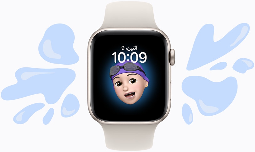 ساعة Apple Watch محاطة بماء.