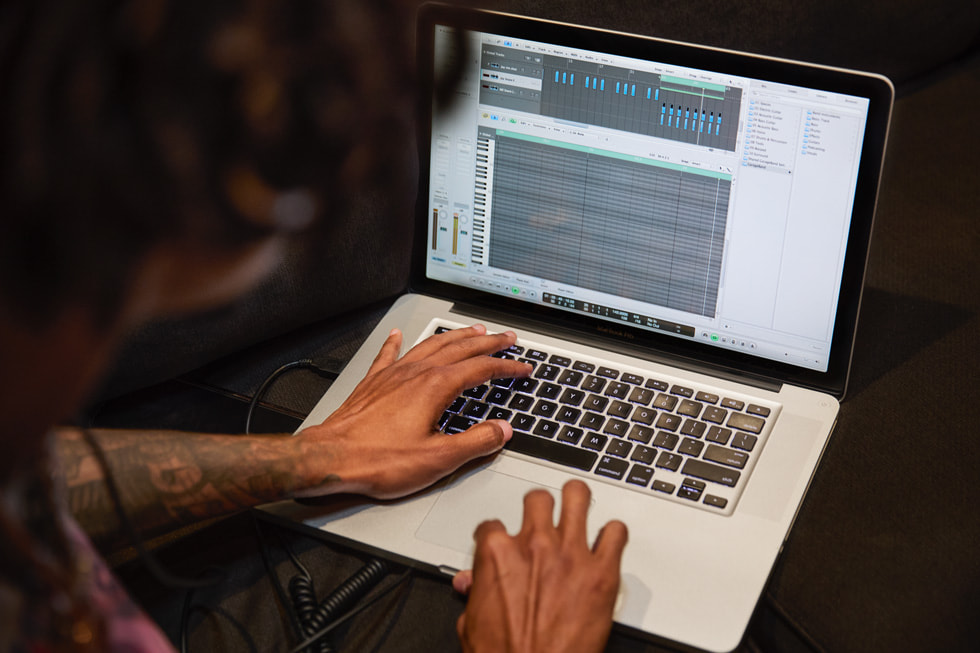 Fresh Ayr bei der Produktion eines Tracks mit Logic Pro auf seinem MacBook Pro.
