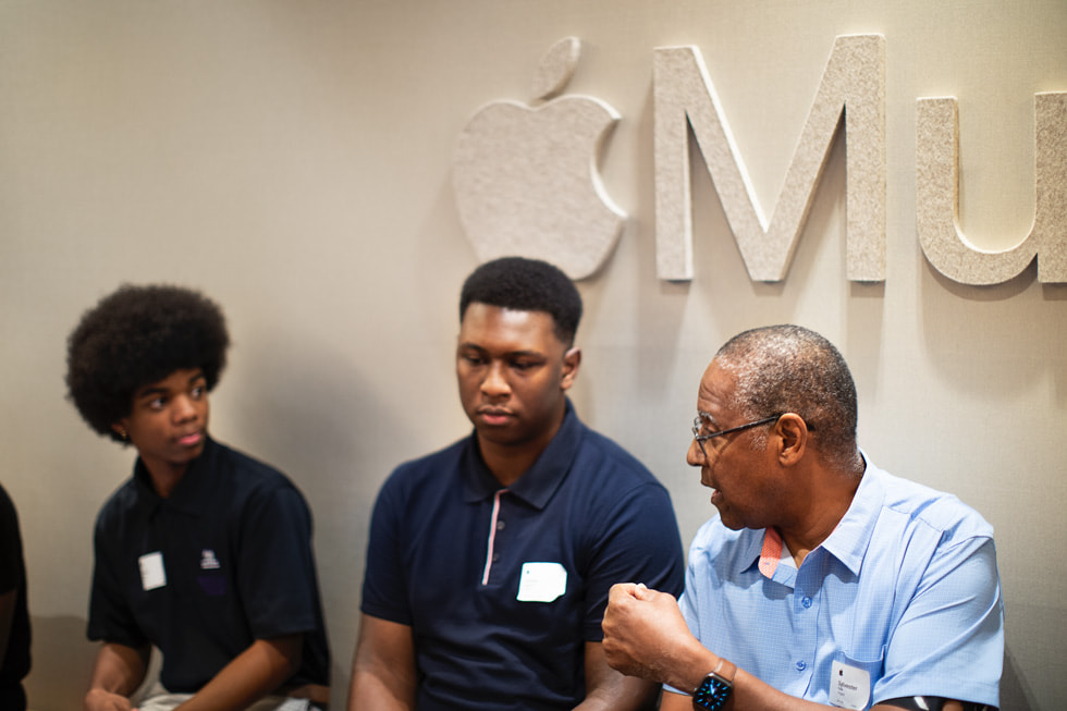 Von links: Die Studenten Khalid Gray und Torrien Howard im Gespräch mit Professor Sylvester Polk bei Apple Music Nashville.
