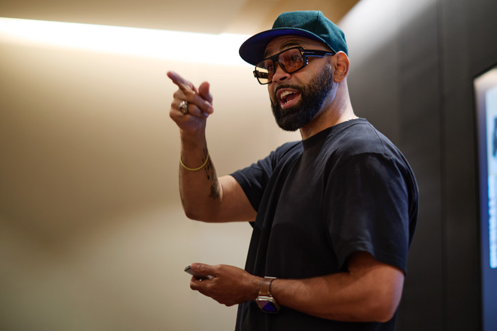 Prophet Guillory spricht zu Studierenden im Apple Music Office in Nashville.
