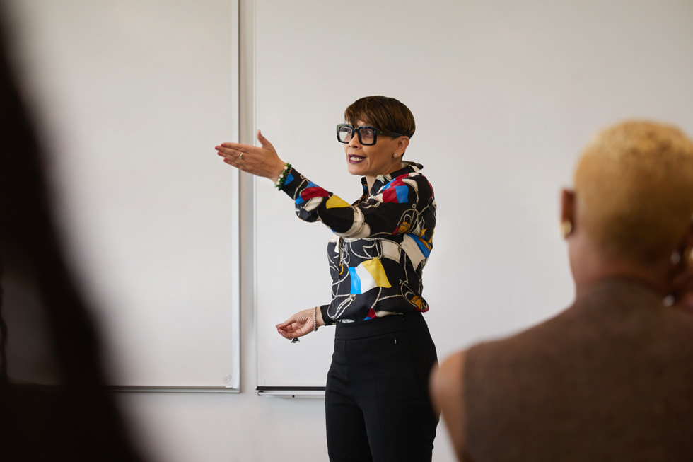 Inga Willis vom PROPEL Center spricht im Klassenzimmer.
