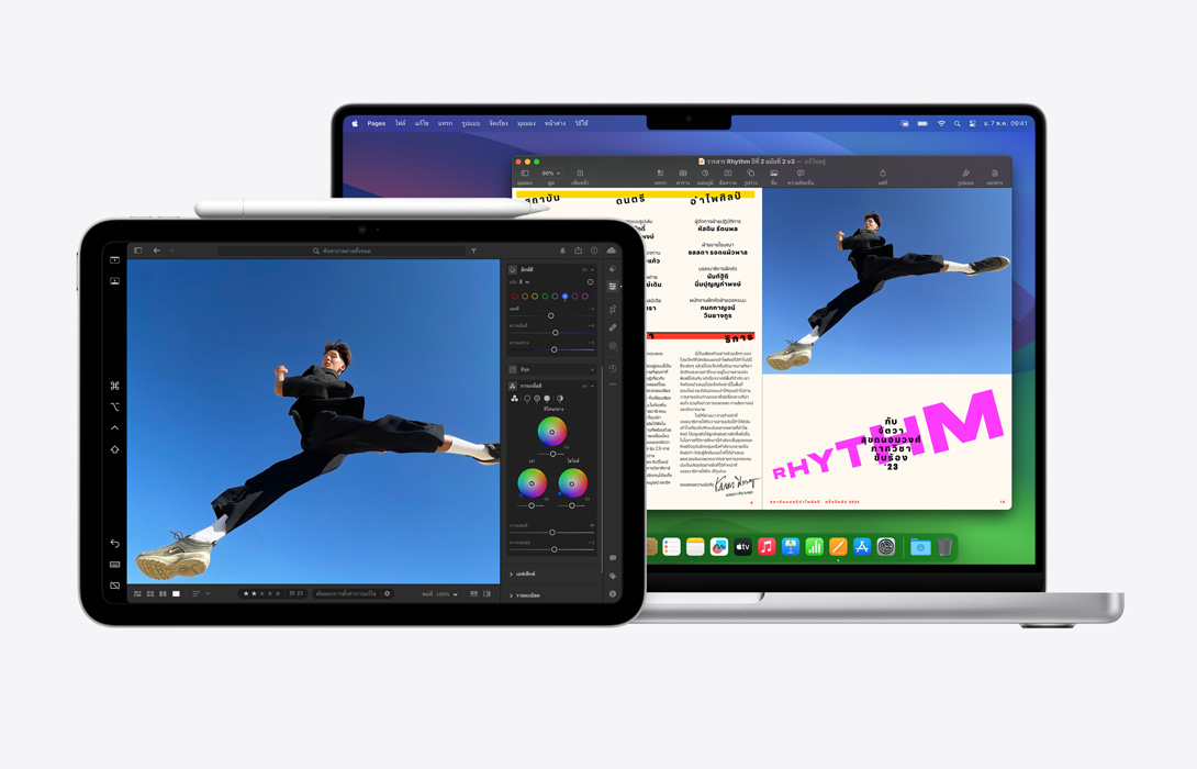 iPad และ MacBook Pro เรียงอยู่ข้างกัน แสดงวิธีการนำรูปที่ปรับแต่งบน iPad ไปใช้ในเอกสาร Pages บน Mac