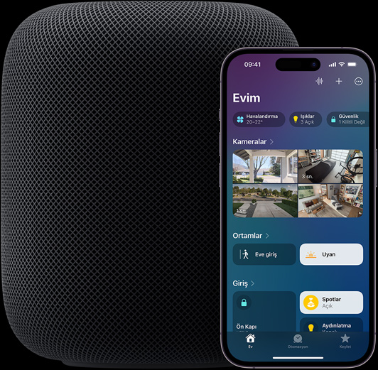 Ekranında, Ev uygulamasının ana ekranının görüldüğü bir iPhone, bir HomePod hoparlörün hafifçe önüne doğru yerleştirilmiş durumda