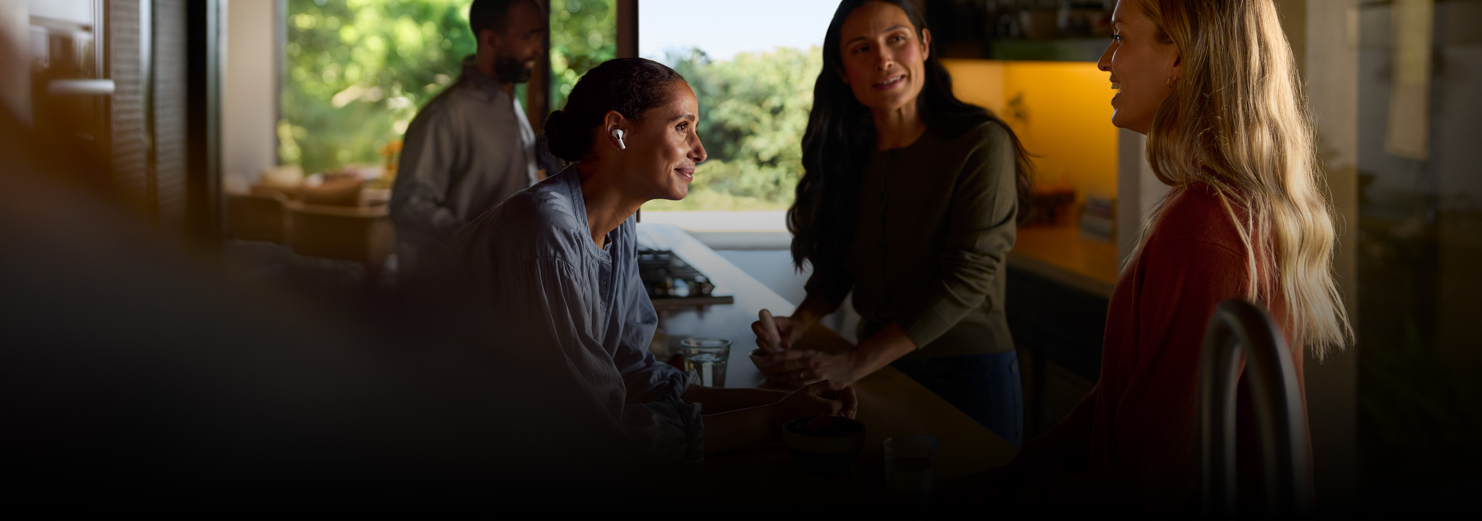 Una persona usando los AirPods Pro 2 como aparatos para la sordera.