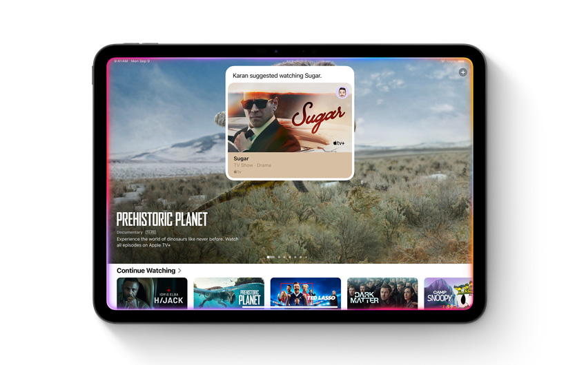 Apple TV+ 앱에 특정 연락처가 TV 프로그램을 추천했음을 상기시켜 주는 알림이 표시되어 있는 모습