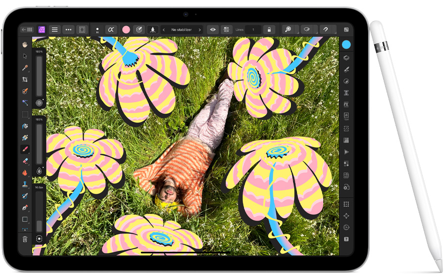 iPad (tionde generationen), liggande läge, på skärmen syns en bild i appen Affinity Photo 2 för iPad. En Apple Pencil (första generationen) står lutad mot sidan av iPad.