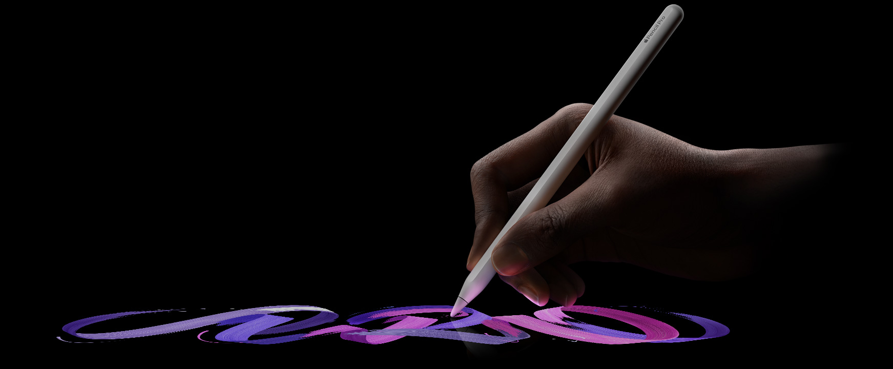 En användare håller i en Apple Pencil Pro och drar ett penselstreck