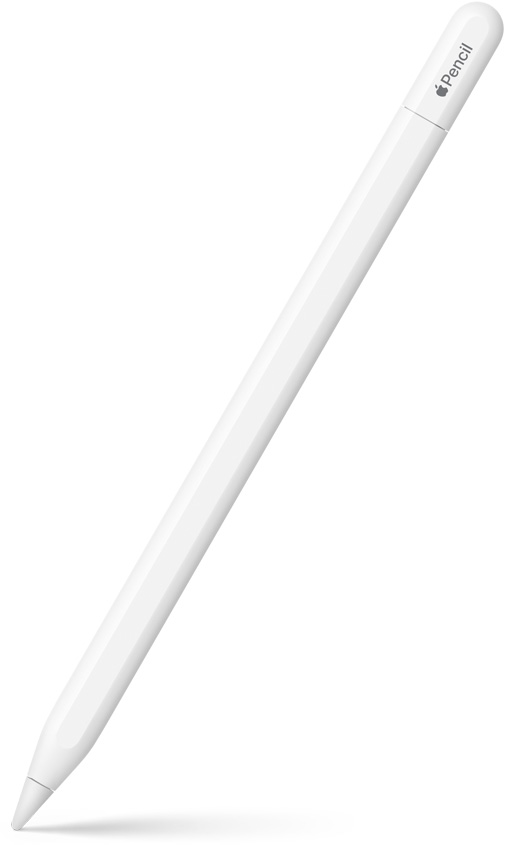 Apple Pencil (usb-c), upprätt, lätt vinklad med spetsen pekande nedåt. Toppen är rundad och bilden visar var toppen öppnas för att ansluta en usb-c-kabel. Högst upp syns en Apple-logotyp och namnet på produkten. Pennan kastar en skugga på underlaget.