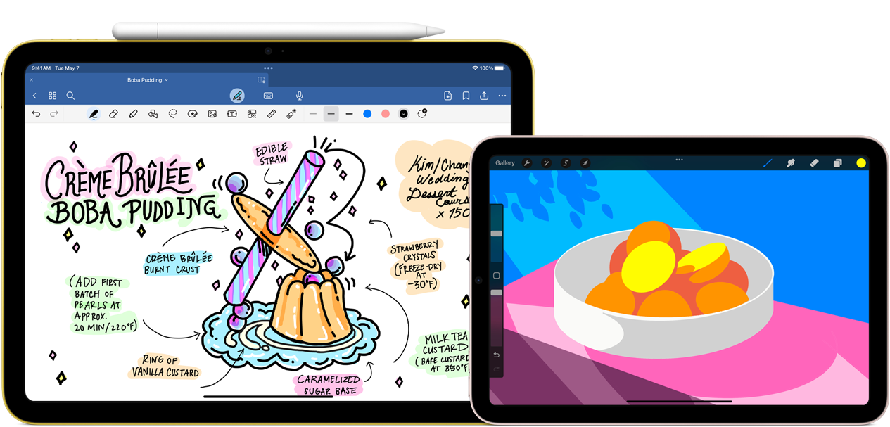 Till vänster syns en iPad (tionde generationen) i liggande läge, på skärmen syns en illustration med anteckningar. En Apple Pencil (usb-c) sitter fäst på överkanten. Till höger syns en iPad mini i liggande läge, på skärmen visas en färgglad illustration skapad i ProCreate.