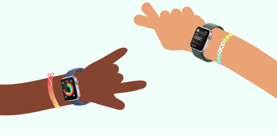 Ilustracja przedstawiająca rękę dziecka z założonym Apple Watch SE i widocznymi na nim pierścieniami aktywności, obok widać rękę dziecka z założonym Apple Watch SE i wyświetloną na nim aplikacją Wiadomości