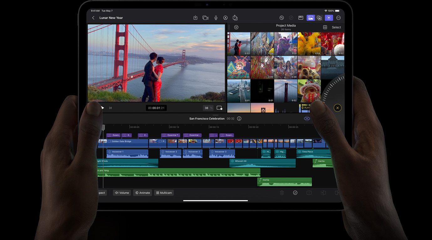 Unas manos sostienen un iPad Pro mientras usan la rueda de control para arrastrar metraje en Final Cut Pro para el iPad