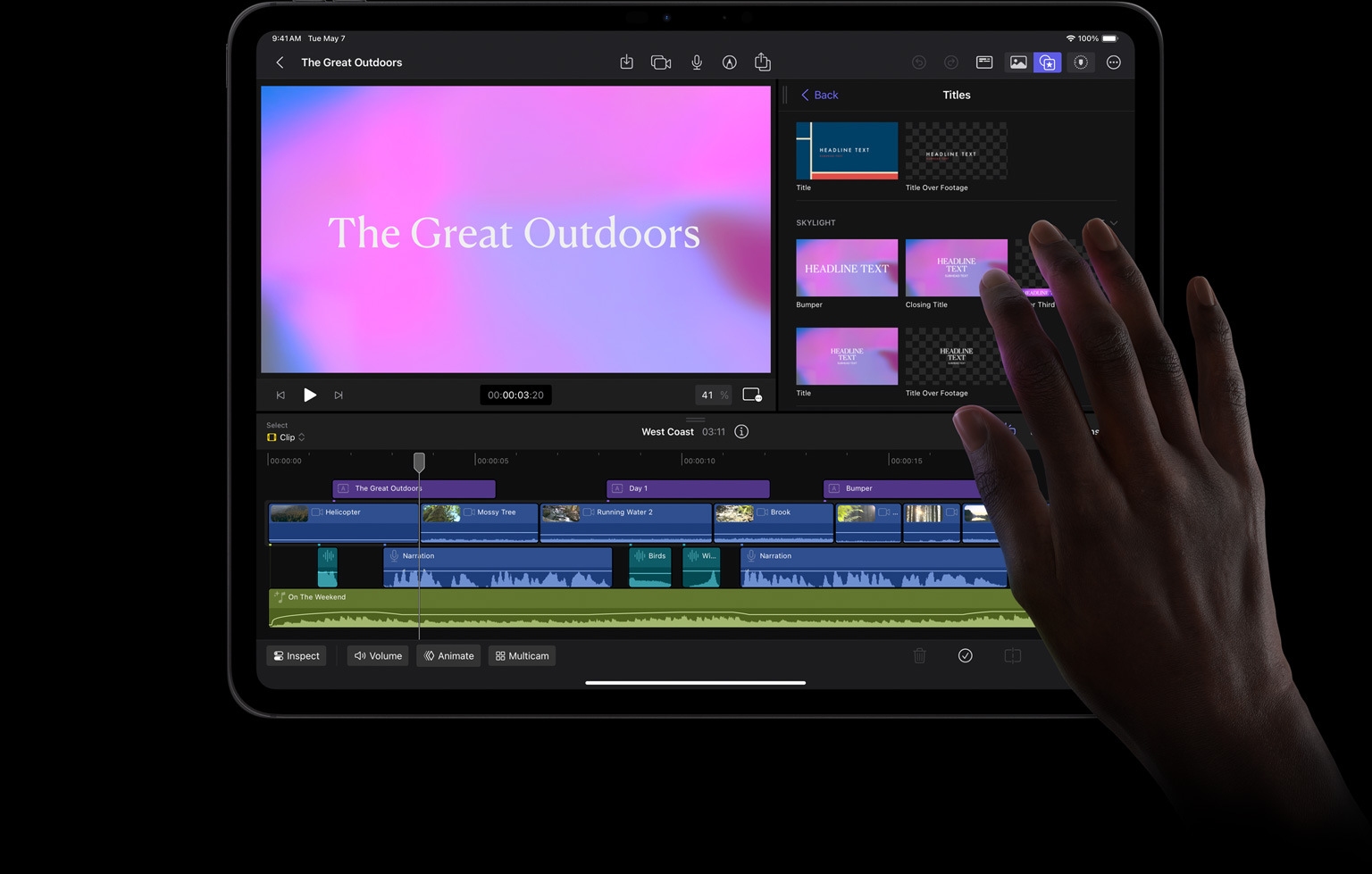 Un dedo selecciona un fondo rosa y azul para el tratamiento de un título en Final Cut Pro para el iPad en un iPad Pro.