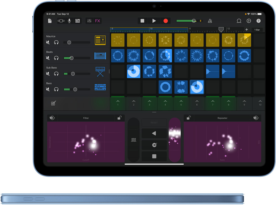 Garage Band di iPad dan tampilan samping iPad biru dengan cover Smart Folio berwarna senada