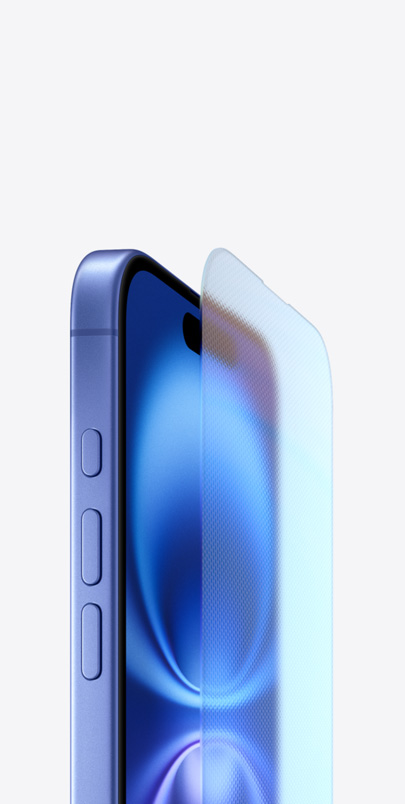 Tříčtvrtinový pohled na plášť z ultramarínového leteckého hliníku a odolný Ceramic Shield na obrazovce, které jsou od iPhonu 16 pro efekt oddělené.