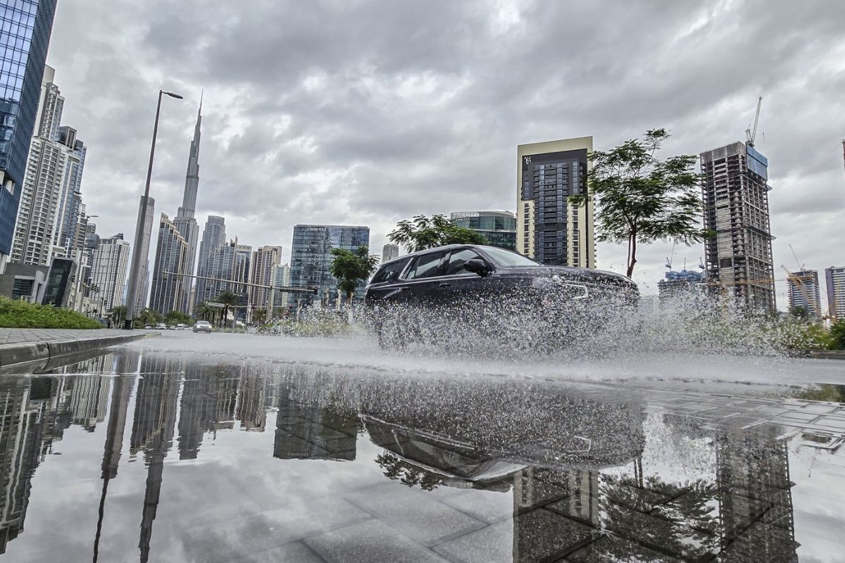 Dubai Police issue rain warning to motorists - Arabian Business: Latest ...