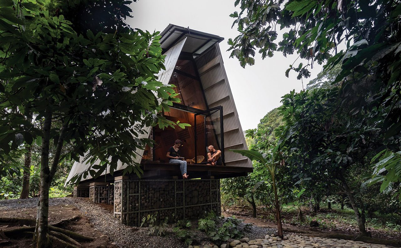 Una casa prefabricada moderna de madera sostenible y reciclable en Ecuador