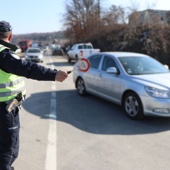 Drogiran bez vozačke seo za volan uprskos zabranama: Policija zaustavila mladića iz Tutina