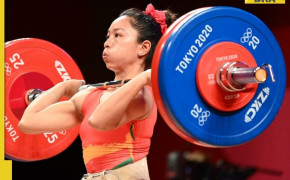 Mirabai Chanu Lifting Weights Background Wallpaper