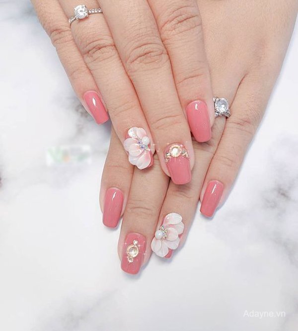 Mẫu nail đính đá đơn giản mà đẹp tinh tế