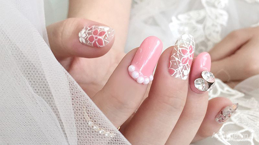 Mẫu nail đính đá đơn giản mà đẹp tinh tế