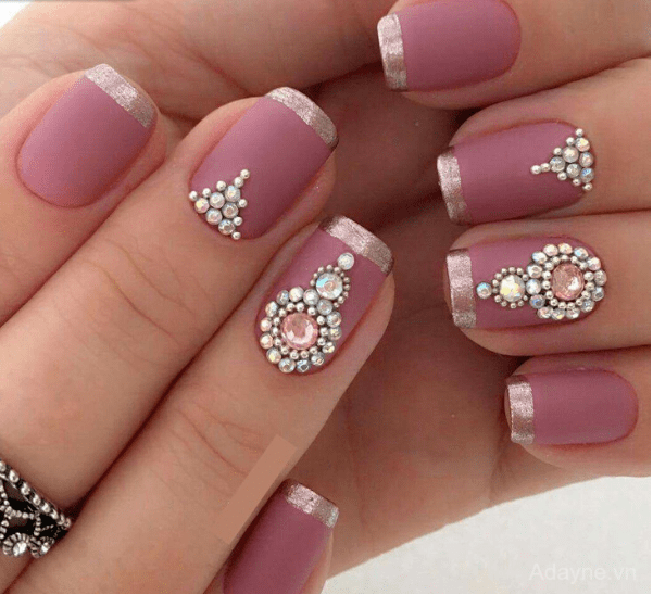 Mẫu nail đính đá đơn giản mà đẹp tinh tế