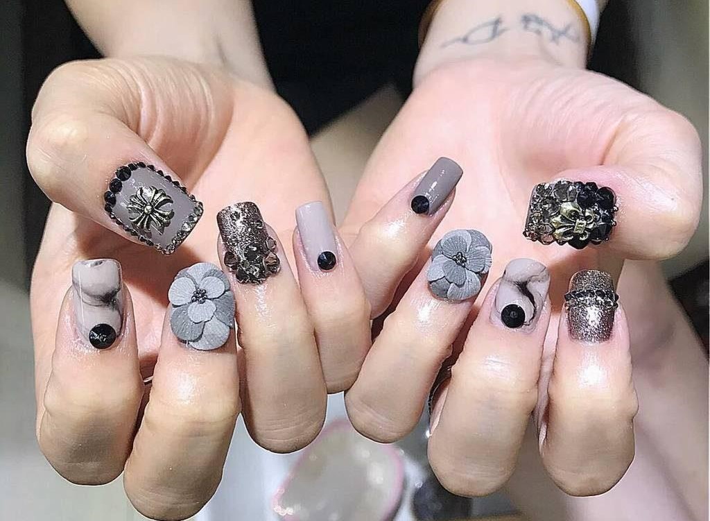 top 14 mẫu nail đính đá siêu độc lạ