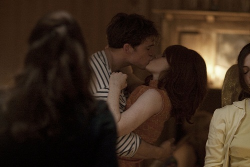 Jack (Sam Claflin) kisses Charlotte (Claire Foy)