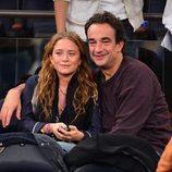 Mary-Kate Olsen con Olivier Sarkozy viendo el Dallas-Nueva York de la NBA