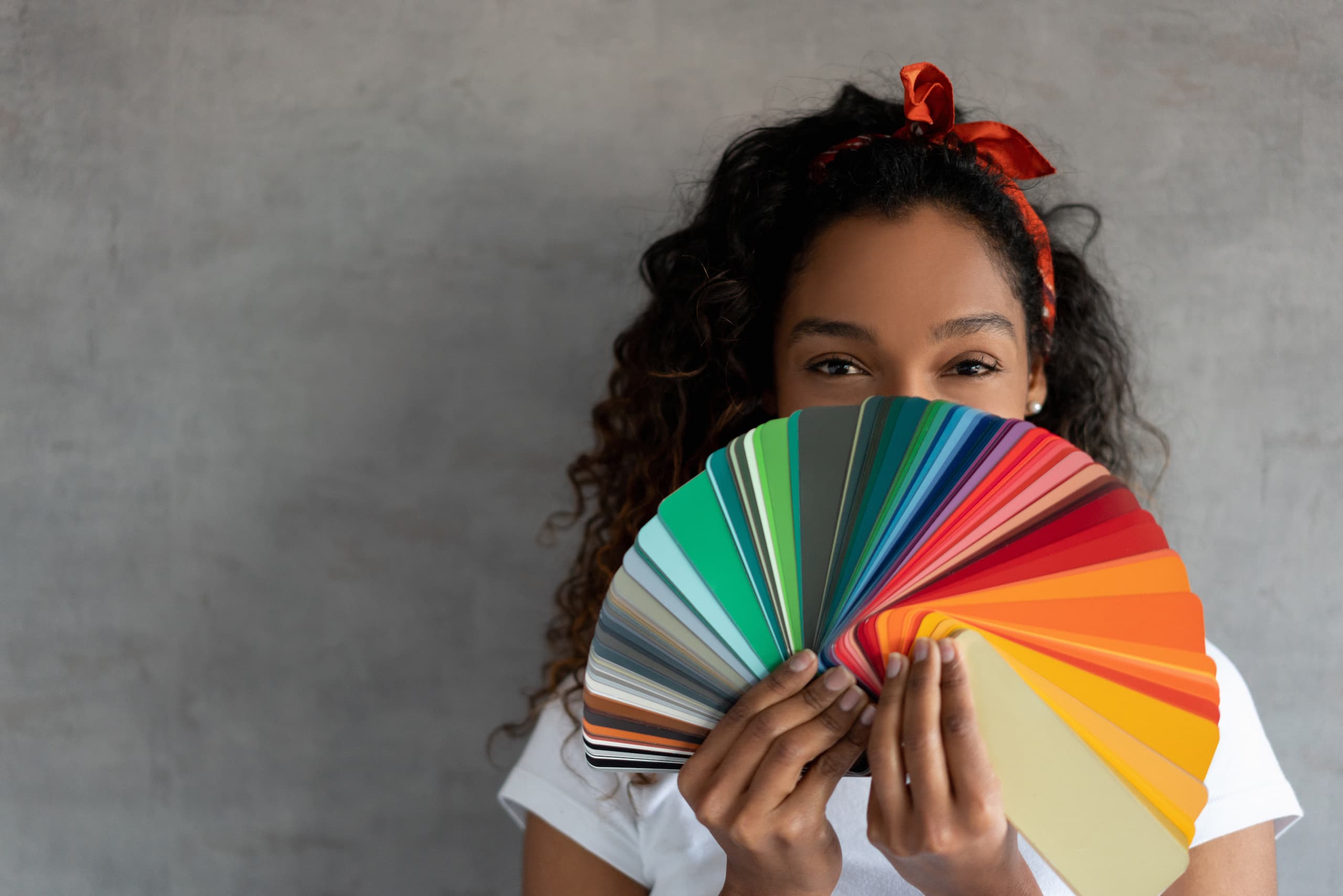 woman choosing color palette