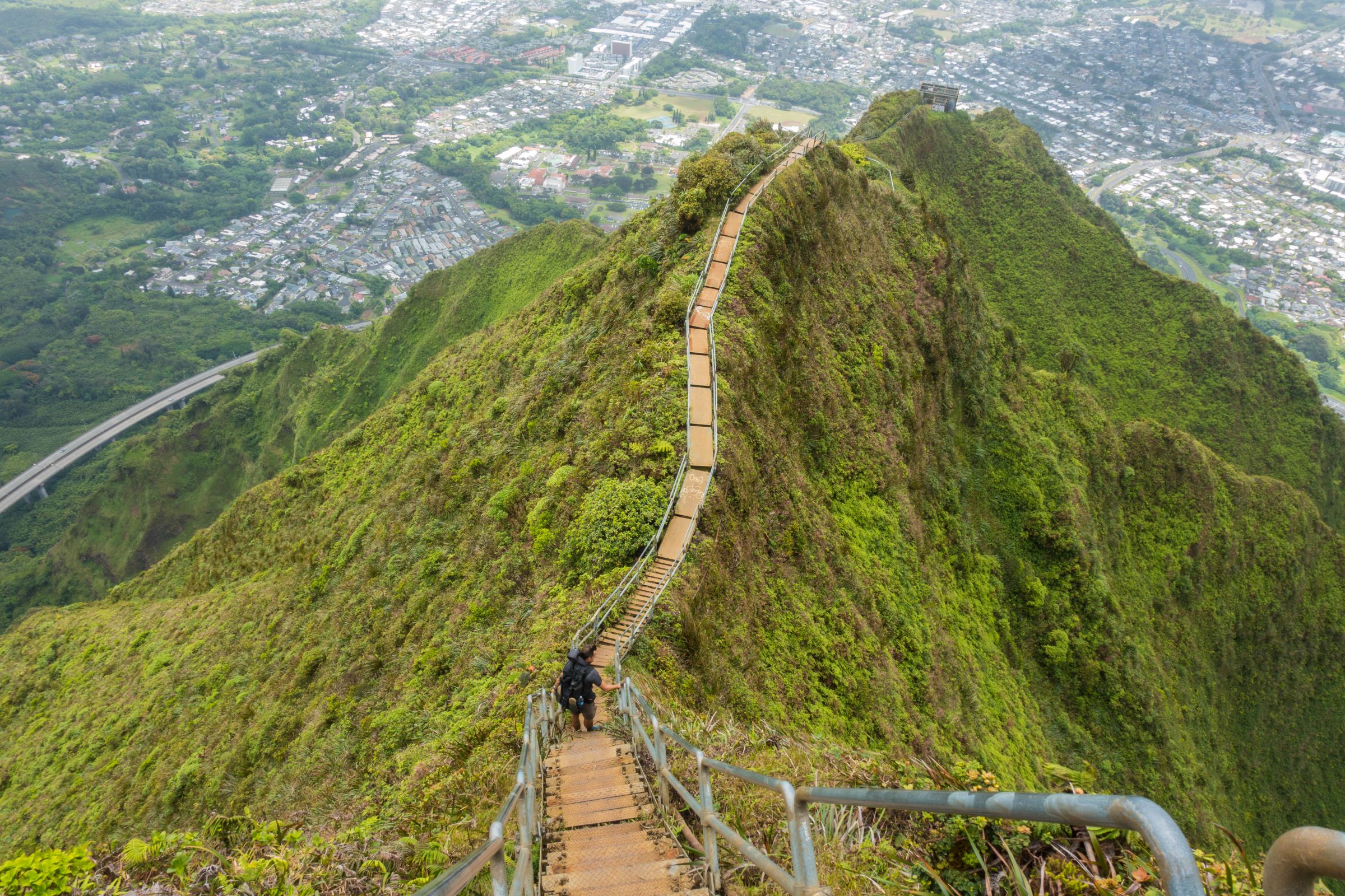 Haiku Stairs in Oahu, Hawaii - The Legal Way from Moanalua Valley ...