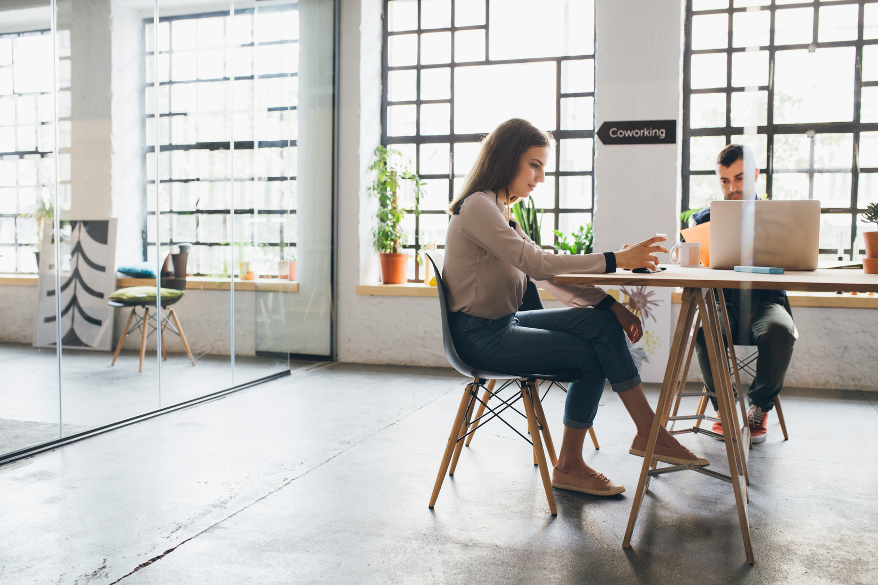 Woman-Working-at-the-Office-how-to-overcome-shyness