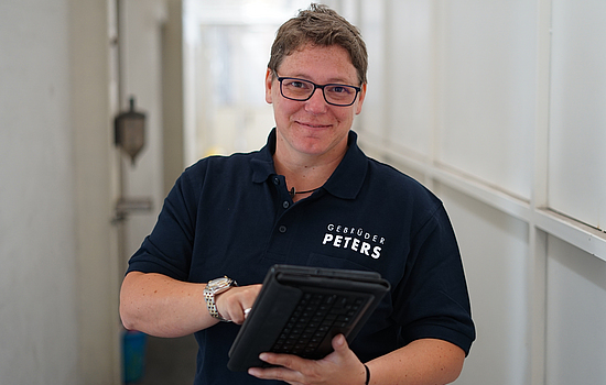 Porträt Julia Amler mit einer Mappe in der Hand.