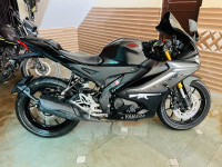 Black Yamaha R15 V4