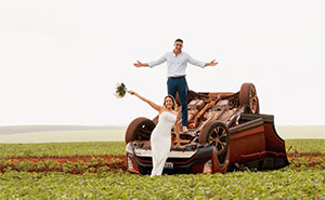 This Couple Turned A Wedding Car Accident Into A Memorable Photoshoot In A Soybean Field