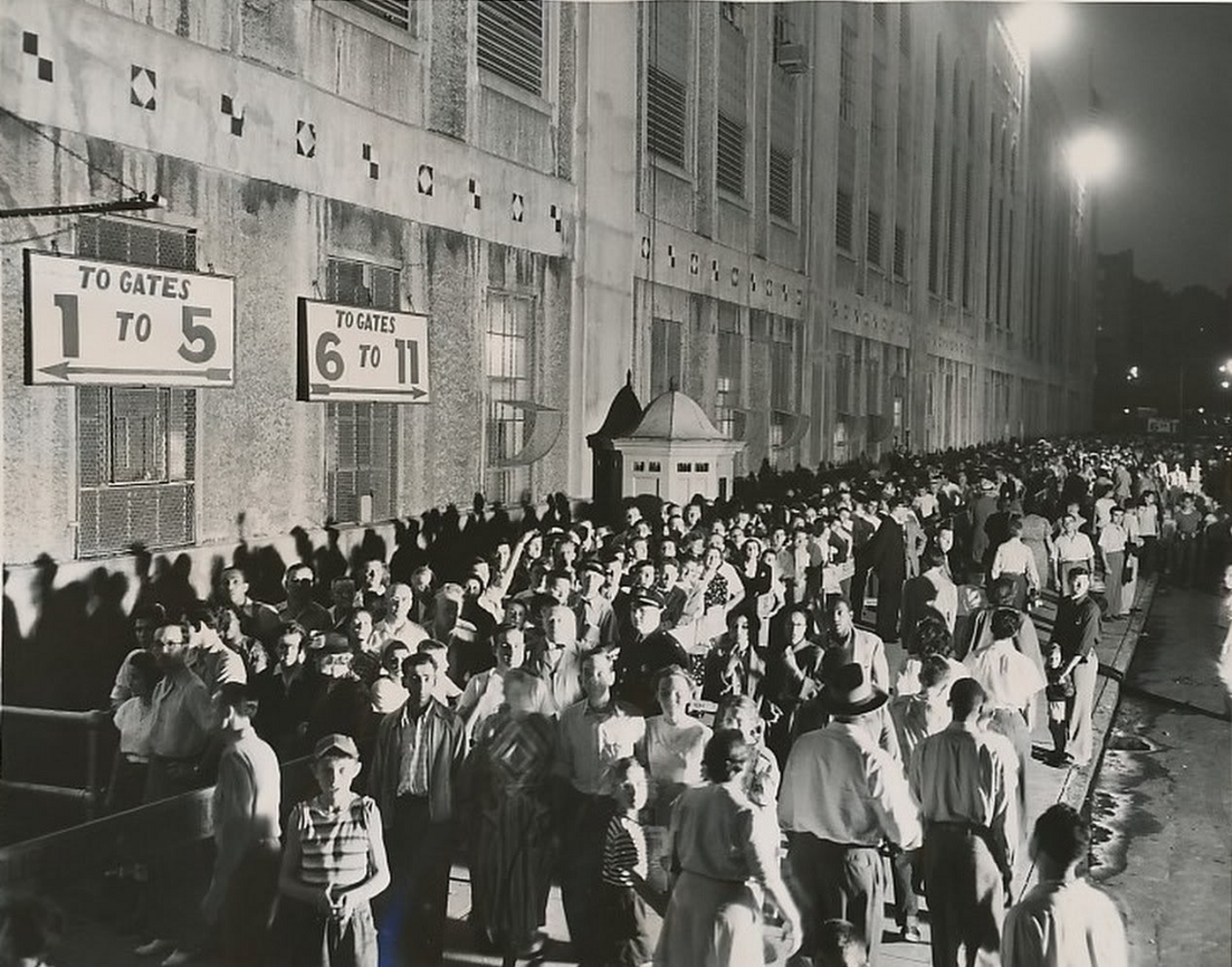 babe-ruth-funeral-fans-line-up-8-17-1948