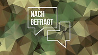 Das Logo „Nachgefragt” in Weiß auf einem tarnfarbenen Polygonmuster