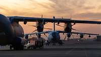 Zwei A400M stehen in der Parkposition auf dem Flugfeld