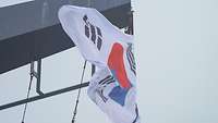 Die Flagge von Südkorea weht im Wind im Mast eines Schiffes.